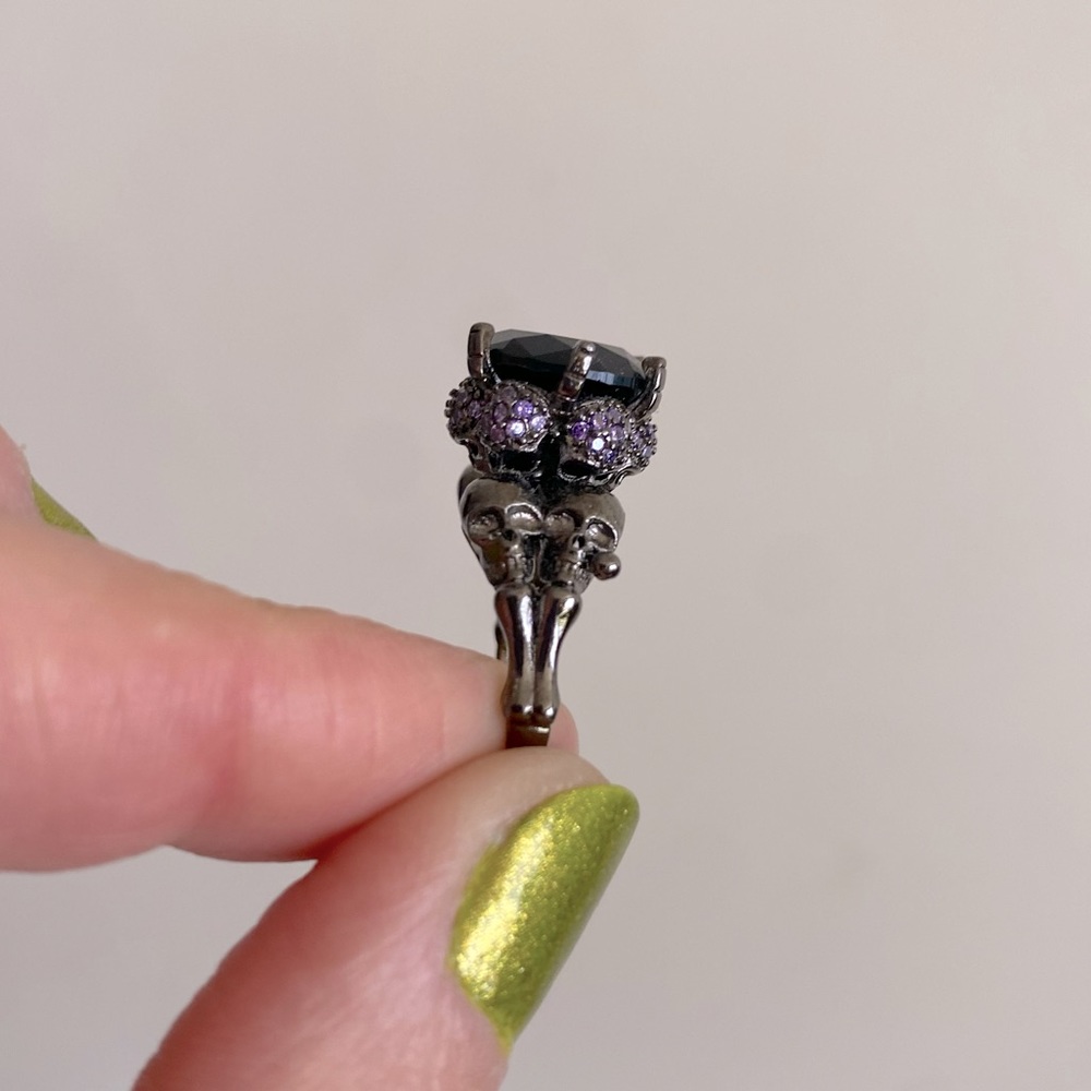 Dark 925 Silver Ring w Skull Heads and Purple Stone Accents & Black Center Stone
